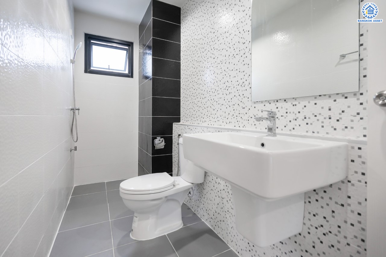 บ้านมือสองตกแต่งใหม่ ดีไซน์สวย ม.บ้านช่อชัยพฤกษ์ จรัญฯ-ปิ่นเกล้า เนื้อที่ 30.6 ตร.ว. ฟังก์ชัน 3 ห้องนอน 3 ห้องน้ำ จอดรถได้ 2 คัน รองรับทุกกิจกรรม บนทำเลเชื่อมต่อหลายเส้นทาง ใกล้จุดขึ้นทางด่วน "ศรีรัช" และรถไฟฟ้าสายสีแดง "สถานีบางบำหรุ"